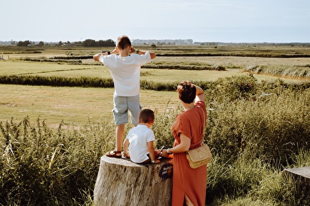 2 children and mother look out over the Uitkerkse polders