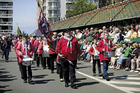 fanfare moves along the historic 'paravang' (windbreak)