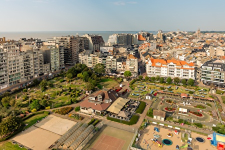 View of Leopold Park from the air with a view of mini golf, playground, apartments, and the sea